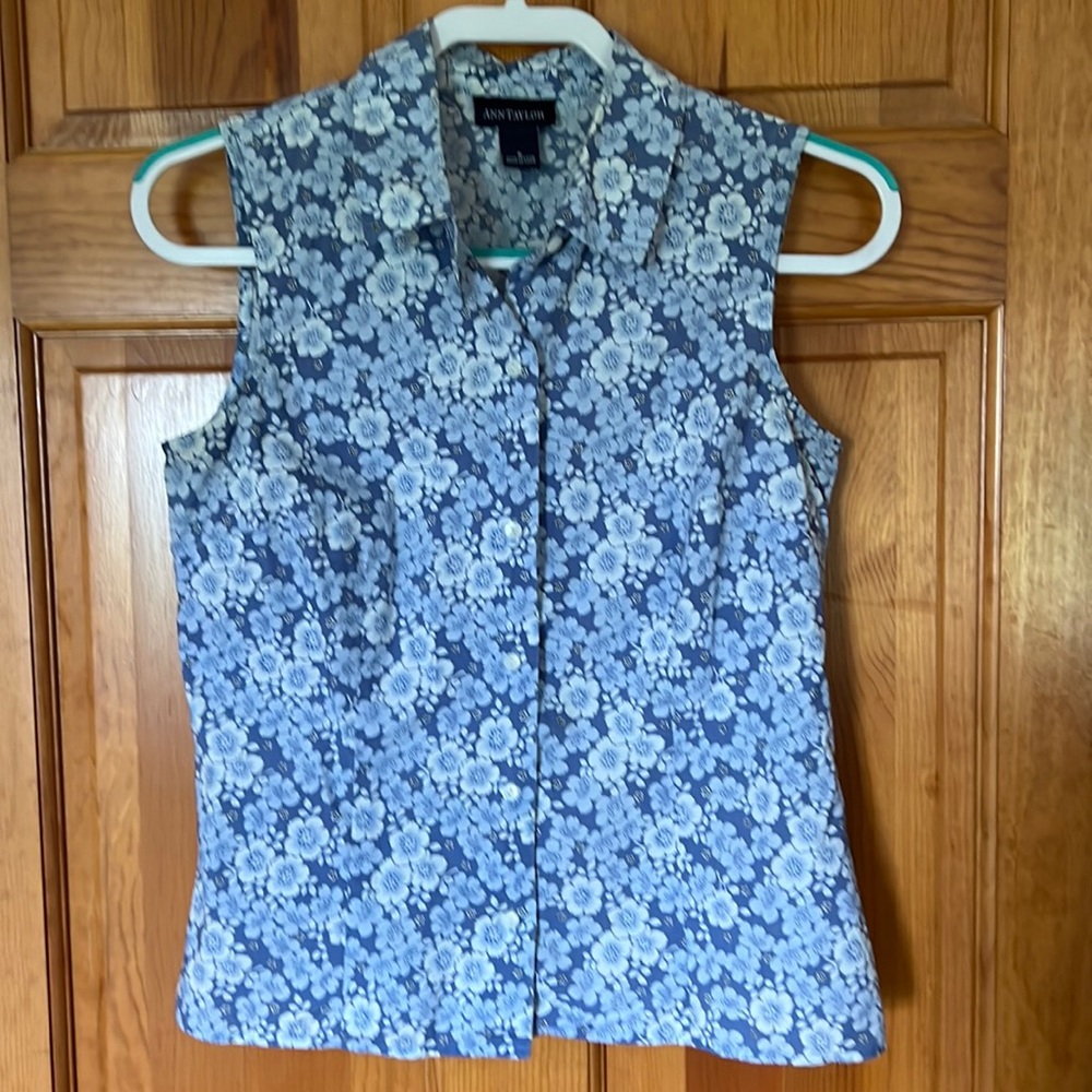 Ann Taylor blue floral sleeveless shirt. Size 6.